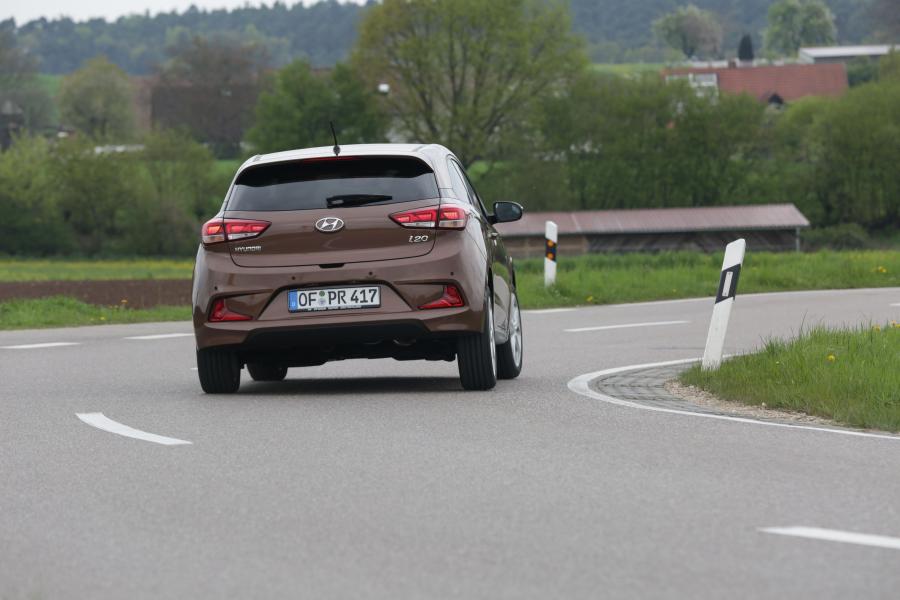  Hyundai i20 Coupe 2015 года  (фото 20 из 30)